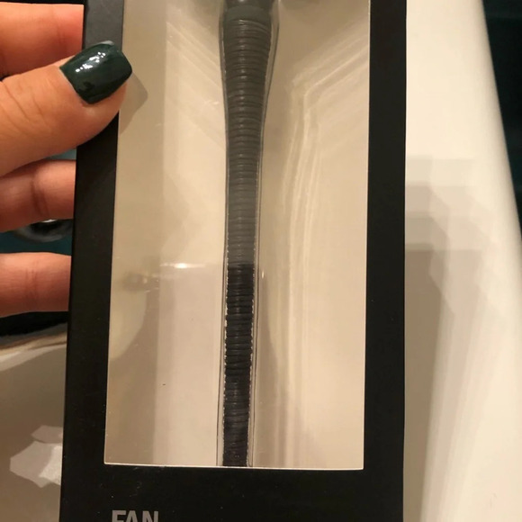 NIB JAPONESQUE FAN BRUSH - Picture 2 of 4